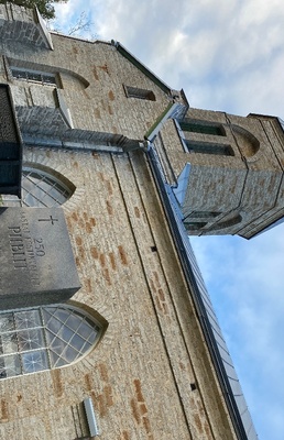250 a eestikeelset piiblit - mälestuskivi Jüri kiriku juures. rephoto