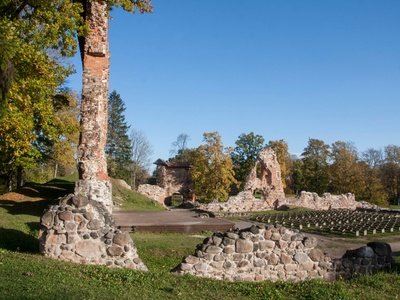 Ruins of Viljandi Ordulum with vallikraav, 13th-17th century rephoto