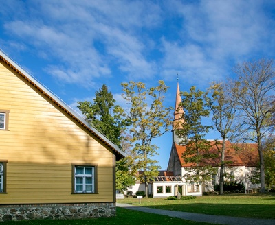 The methodology of the Oskar Lutsu Kihelkonna School Museum Marika Tekkel , the museum building, the pastorate and the Palamuse church. rephoto