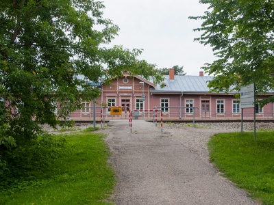 Support building of Elva Railway Station, 1900-1903 rephoto