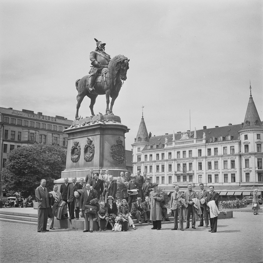 Group on the statue of King Kaarle x in Malmö
