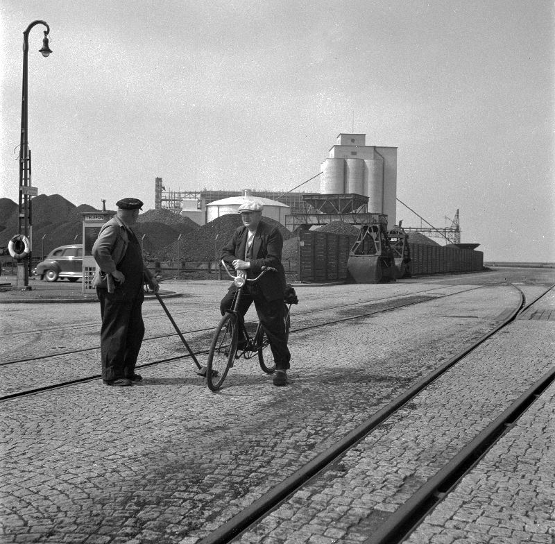 hamnpersonal - Hamnområde - två arbetare i samspråk vid koluppslag. - Foto: Gunnar Lundh / Malmö Museer