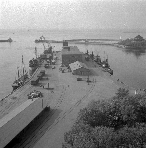 hamn, fartyg, lastkaj - Utsikt över lastkaj med ankrade fartyg - Foto: Gunnar Lundh / Malmö Museer