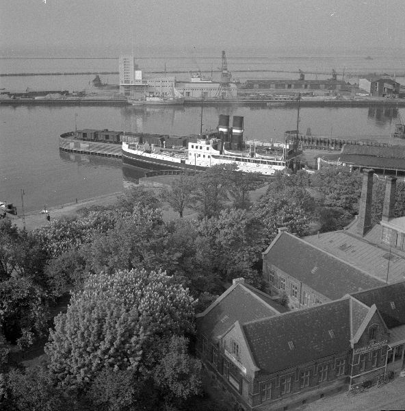 hamn, lastkaj, färja - Utsikt över hamnen med Smörkontrollen i bakgrunden. - Foto: Gunnar Lundh / Malmö Museer