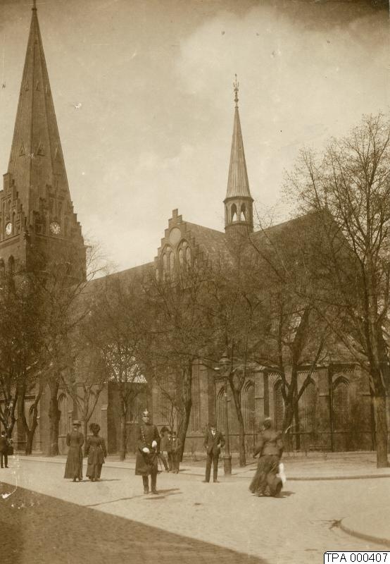 polis, kyrka - S:t. Petri kyrka  - exteriör med en polisman. - Foto: Okänd fotograf / Malmö Museer