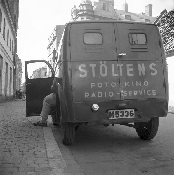 bil, gata - Skåpbil (M5336) parkerad på en gata. Tjänstebil för firman Stöltens. - 493 5 - Foto: Gunnar Lundh / Malmö Museer