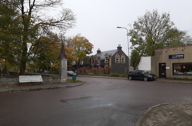 Bussipeatus kiriku ees Keilas rephoto