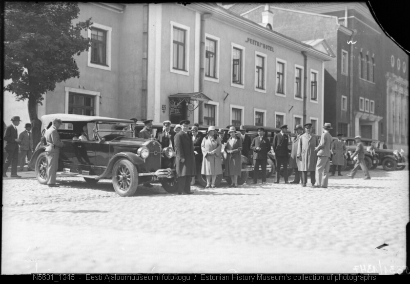 "Peetri" hotell, Vabaduse väljak nr 3 - esiplaanil sõituautod ja Eesti Autoklubi liikmed