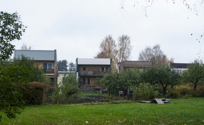 foto, Viljandi, Peetrimõisa linnaosa individuaalelamud 1975 august rephoto
