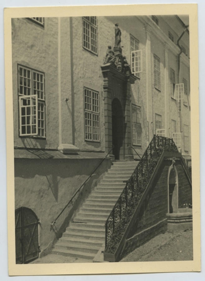 Narva, Raekoja staircase and portal.