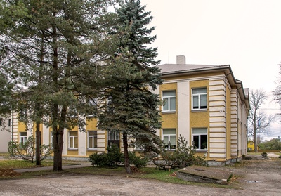 View of Mustvee's new secondary school building. rephoto