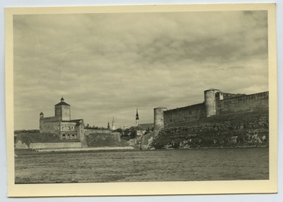 Narva, Hermann Fortress on the left, Ivangorod on the right.  duplicate photo