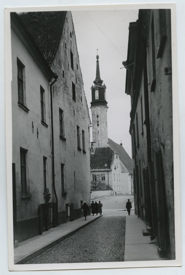 Narva, view of the Swedish Toom Church through Viru Street.