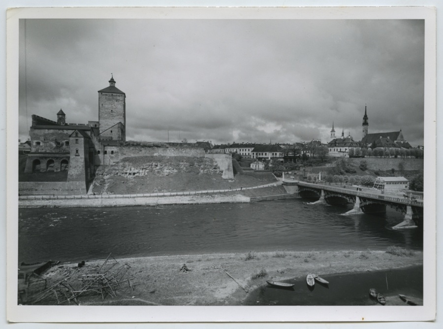 Narva, Hermann Fortress on the left.