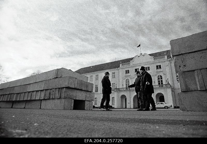 Barricades, home protection at Lossi Square.