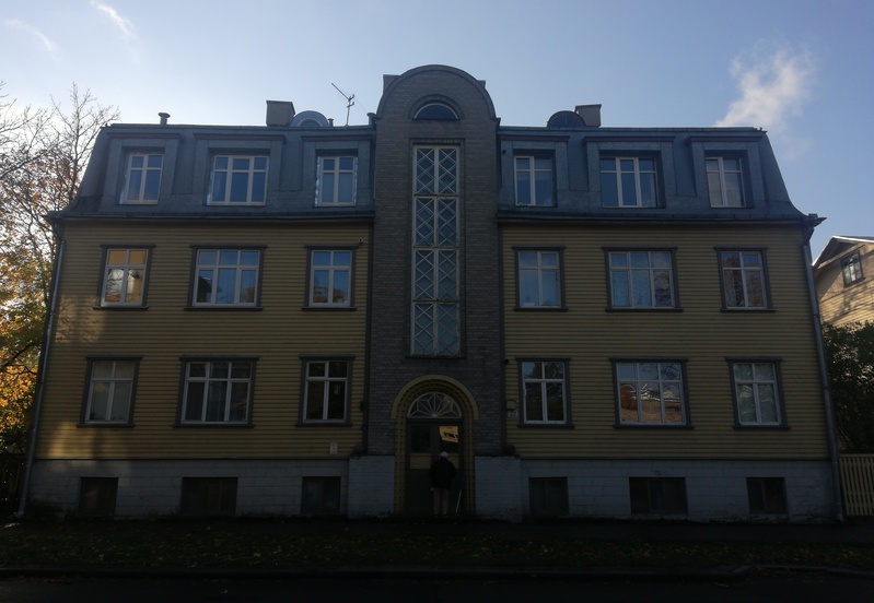 Triple wooden house Kunder Street 22, view of the facade. rephoto