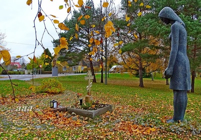 Military veterans and young authors of the Estonian Soviet Union of Writers in the battlefields for the release of Estonia. The flowers of August Pähklimägi are placed in the Blackwater to the monument mark. rephoto