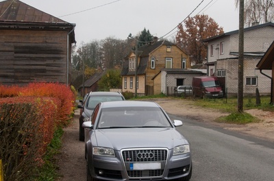 Ema tütrega Linnase tänaval Viljandis rephoto