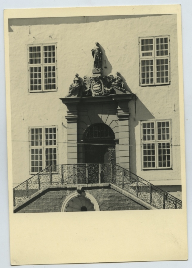 Narva, Raekoja portal and staircase.
