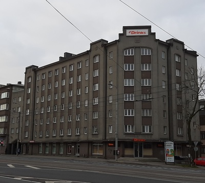 Elamu ja ärihoone Tallinnas Pärnu mnt 80, fassaadivaade. Arhitektid Elo-Liis Toomik, K. Mitt, Eve-Ruth Karu, Tõnu Laigu, KP rephoto