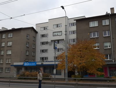 Elamu Tallinnas, esifassaadi vaade. Arhitektid Boris Mirov, Krista Karu rephoto