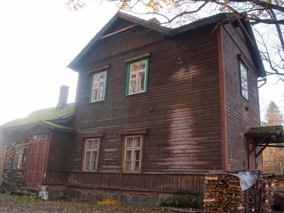 Main building of Olustvere Railway Station, 20th century on the I side rephoto