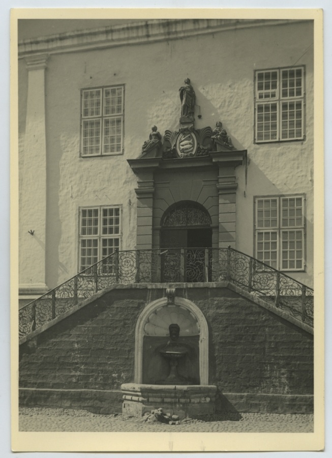 Narva, Raekoja staircase and portal.