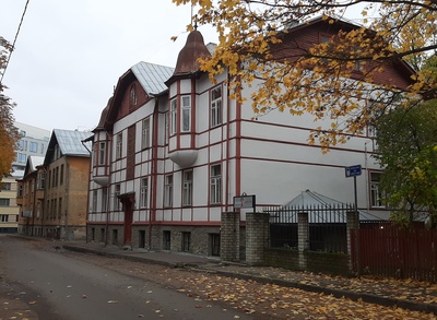 Korterelamu Tallinnas Süda tn, hoone vaade piki tänavat, ees autod. Arhitekt Pjotr Vassiljev rephoto