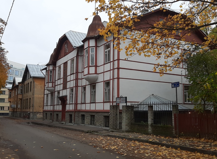 Korterelamu Tallinnas Süda tn, hoone vaade piki tänavat, ees autod. Arhitekt Pjotr Vassiljev rephoto