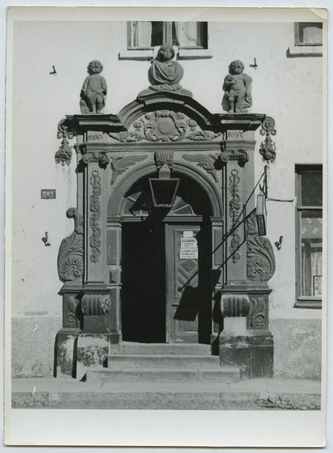 Narva, Fonne house portal.
