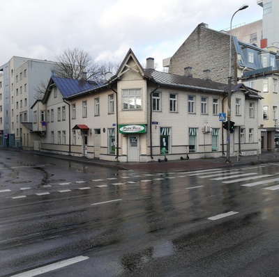 Tatari Street and Liivalaia Street No. 17 corner building. Double, repaired wooden house, storerooms on the first floor. rephoto