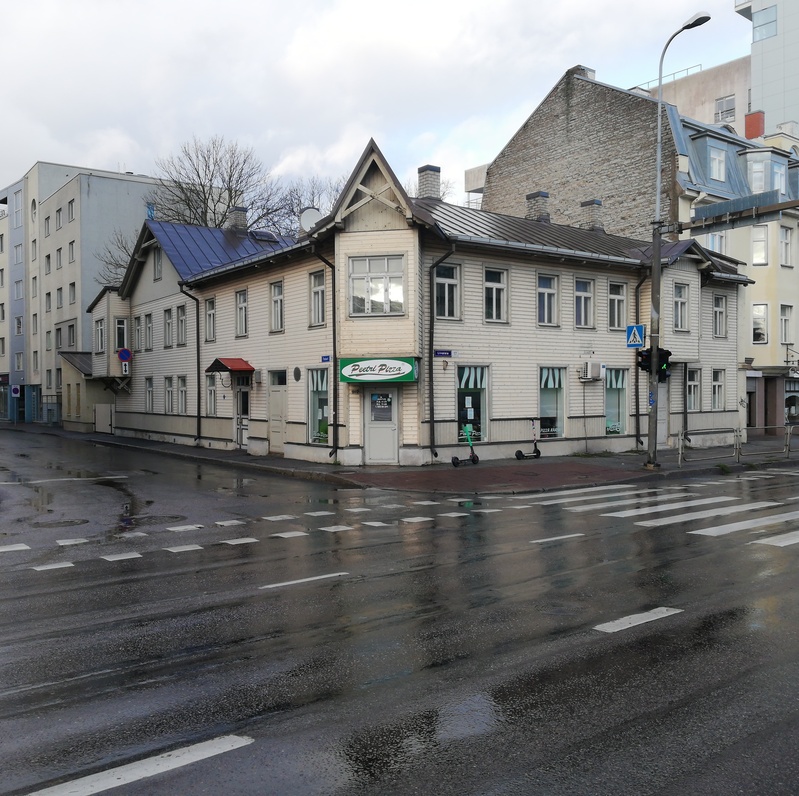 Tatari Street and Liivalaia Street No. 17 corner building. Double, repaired wooden house, storerooms on the first floor. rephoto