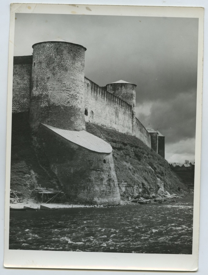 Narva, Ivangorod edelast.