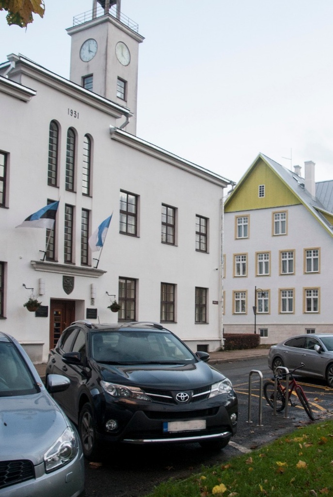 Viljandi VTÜ 80 aastapäev, ühingu esimees paraadi tervitamas rephoto