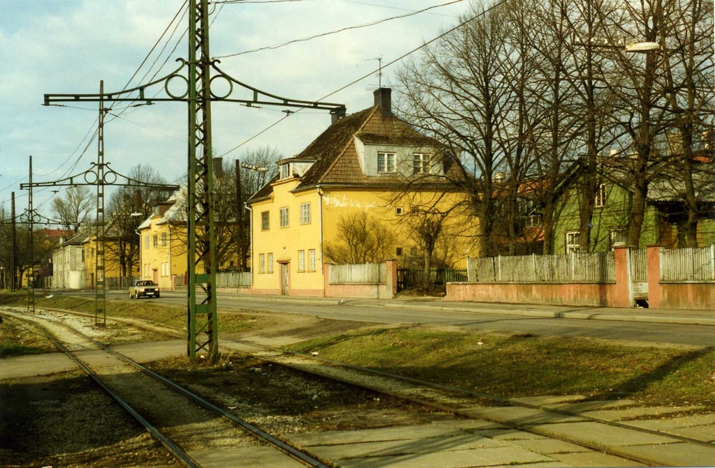 Tallinn tramway masts,Vana-Lõuna, May 1996 - www.hot.ee/transportation/eng/tram/index.html

The southern terminus of Route 5 at Vana Louna.