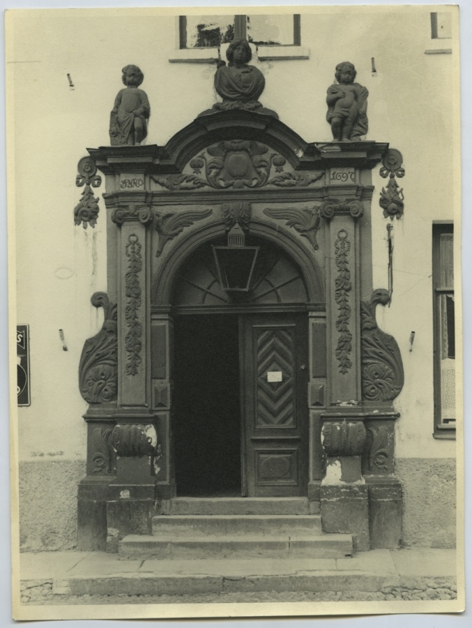 Narva, Fonne house portal.