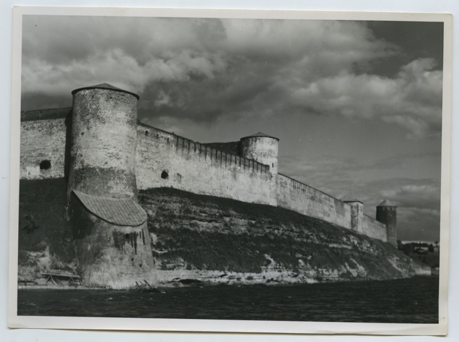 Narva, Ivangorod edelast.