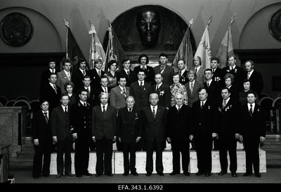 Photography of the employees of the Estonian Põlevkivi production group, the winners of the socialist competition at the flags of revolution, battle and work obedience in the White Hall of the Council of Ministers of the Estonian Soviet Union in connection with the celebration of the 60th anniversary of the Great Socialist October Revolution; a hero of the excavator of the Viivikonna career Vassiljev, electric lecturer of the study courses combination of socialist work hero Vassili Ziljabin, Sirgala career director Lembit Võlu, Sirgala career driver Fedor Marozov, Sirgala career lockster Viktor Plaksin, Sirgala career engineer Galina Zuk, October career Valeri Višnev, continues: Viiviku karjääri driver Mihhail Nikondrov, Viivikuku karjääri exquisite- tour machine Sergei Naumov, Ivan Vedenin, Nikolai Kušanov, Nikolai Dmitri, Mount Worker of the Sompa Mine Mihhail Tamberg and Eduard p.  similar photo