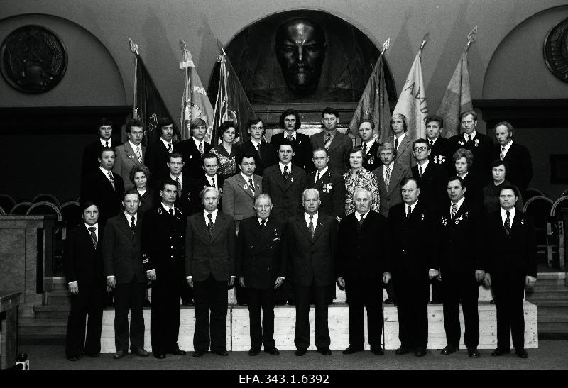Photography of the employees of the Estonian Põlevkivi production group, the winners of the socialist competition at the flags of revolution, battle and work obedience in the White Hall of the Council of Ministers of the Estonian Soviet Union in connection with the celebration of the 60th anniversary of the Great Socialist October Revolution; a hero of the excavator of the Viivikonna career Vassiljev, electric lecturer of the study courses combination of socialist work hero Vassili Ziljabin, Sirgala career director Lembit Võlu, Sirgala career driver Fedor Marozov, Sirgala career lockster Viktor Plaksin, Sirgala career engineer Galina Zuk, October career Valeri Višnev, continues: Viiviku karjääri driver Mihhail Nikondrov, Viivikuku karjääri exquisite- tour machine Sergei Naumov, Ivan Vedenin, Nikolai Kušanov, Nikolai Dmitri, Mount Worker of the Sompa Mine Mihhail Tamberg and Eduard p.