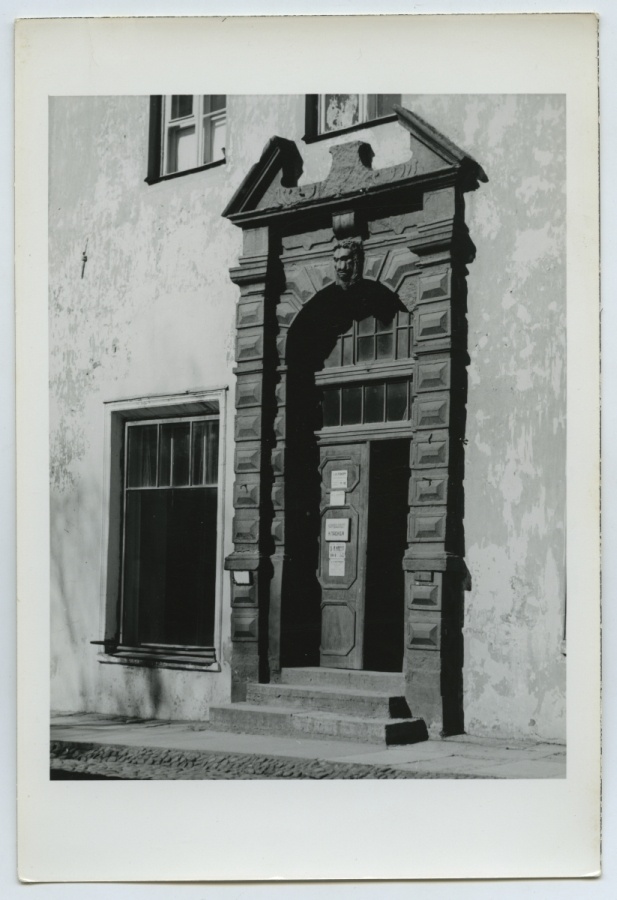 Narva, Grand Street 20 portal.