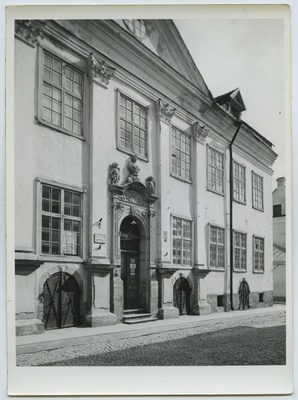 Narva, Poorten house façade.  duplicate photo