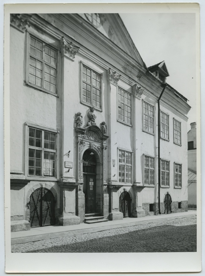 Narva, Poorten house façade.