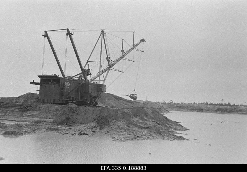 Sammuv ekskavaator trusti Eesti Põlevkivi Sirgala karjääris.