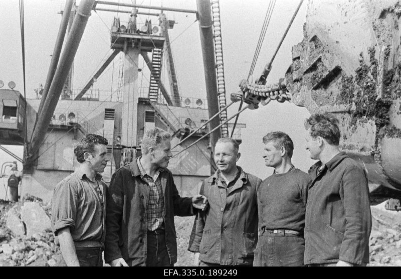 Trusti Eesti Põlevkivi Sirgala karjääri sammuva ekskavaatori meeskond.