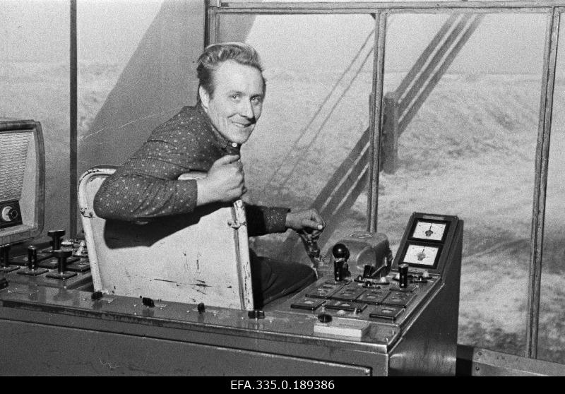 Trusti Eesti Põlevkivi Sirgala karjääri sammuva ekskavaatori masinist Enno Jõesaar.