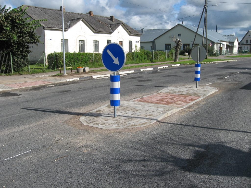 Construction of the Saare in Sompa, Jõhvi vald, Ida-Virumaa Ida-Virumaa, Sompa village through the Jõhvi-Ereda highway in autumn 2013 we built a safe crossing point between two bus stops to threaten pedestrians to cross the road.