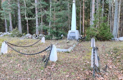 1944. aastal langenud tundmatule Nõukogude sõdurile püstitatud obelisk Ruhnu kalmistul rephoto
