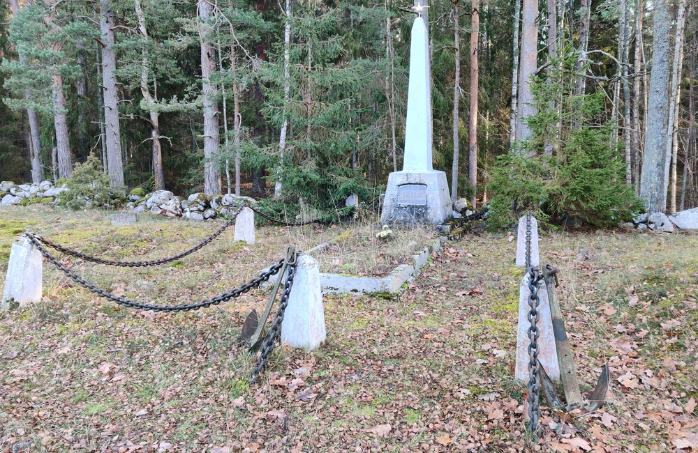 1944. aastal langenud tundmatule Nõukogude sõdurile püstitatud obelisk Ruhnu kalmistul rephoto