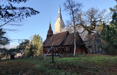 Ruhnu vana kirik, tagapool paistab uue kiriku torn rephoto