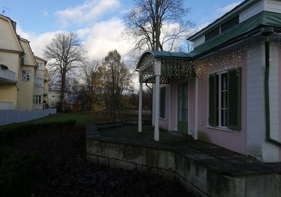 View of the building in Kadriorg. rephoto